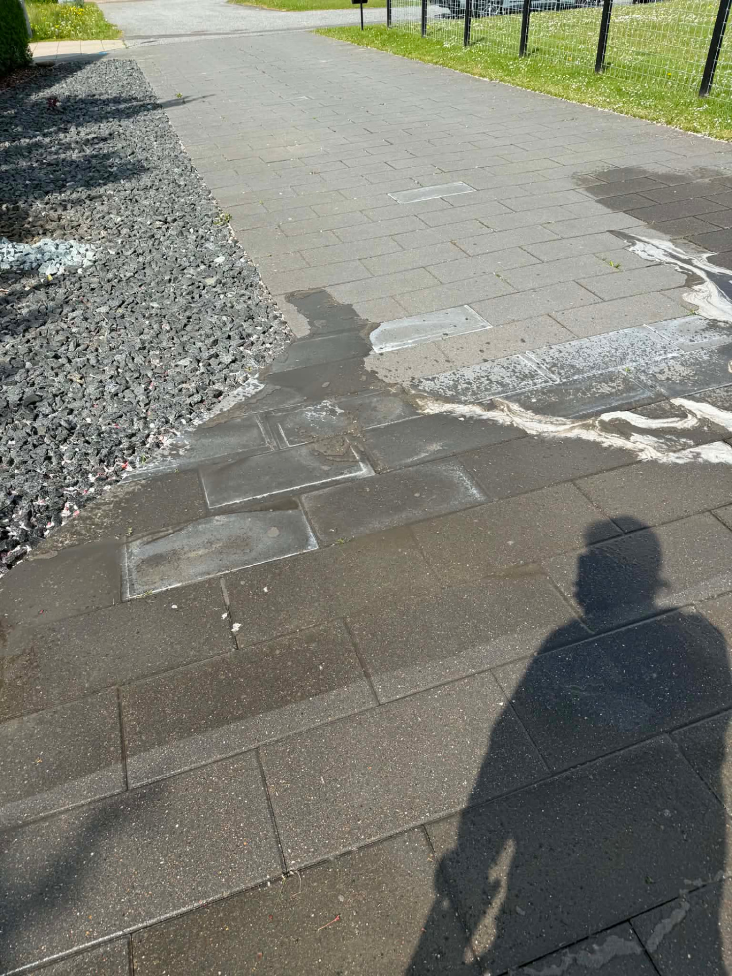 Fliserens før og efter – mørk, snavset belægning transformeret til ren, lys overflade